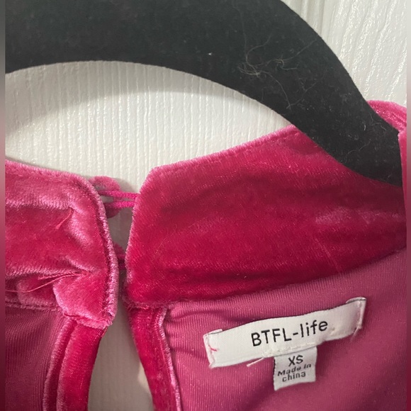 Gorgeous Anthropologie fuschia pink BTFL-life velours top XS NWOT - Picture 4 of 4